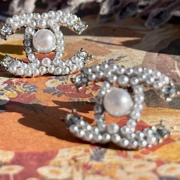 Faux Pearl and Rhinestone stud earrings in Silvertone - Picture 2 of 2